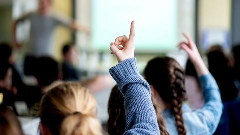 Schülerinnen melden sich während des Unterrichts an einer Schule. (picture alliance / Hauke-Christi)