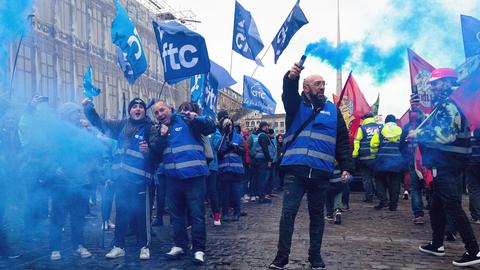 Streikende in Frankreich (picture alliance/dpa/MAXPPP)