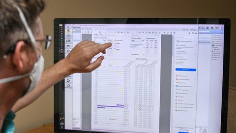 Ein Arzt arbeitet im Neurozentrum Berlin-Tempelhof mit einer elektronischen Patientenakte, die ein E-Rezept zeigt. (dpa)