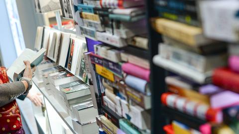 Bücher sind an einem Stand in den Hallen auf der Leipziger Buchmesse ausgestellt (dpa)