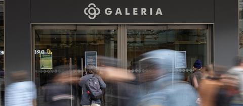 Menschen gehen am Eingang des Galeria Kaufhof auf der Frankfurter Zeil vorbei. (dpa)