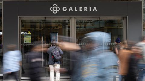 Menschen gehen am Eingang des Galeria Kaufhof auf der Frankfurter Zeil vorbei. (dpa)