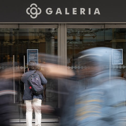 Menschen gehen am Eingang des Galeria Kaufhof auf der Frankfurter Zeil vorbei. (dpa)