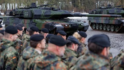 Neue Panzer "Leopard" 2 A7V der Bundeswehr stehen während der feierlichen Übergabe für das Panzerbataillon 104 auf dem Kasernengelände in Bayern. (dpa)