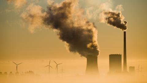 Das niedersächsische Kohlekraftwerk Mehrum und Windräder im Nebel (Archivbild) (dpa)