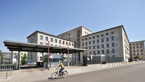 Eine Frau fährt am Bundesministerium der Finanzen vorbei. (Archivbild: 20.05.2014) (picture alliance/dpa)