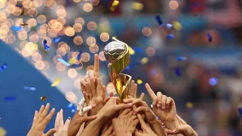 Das Bewerbungsverfahren für die Ausrichtung der Frauenfußball-WM 2027 hat begonnen. (Francisco Seco/AP/dpa)