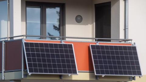 Mini-PV-Anlage mit zwei Solarpaneelen an einem Balkon (dpa)