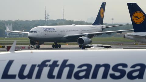 Ein Airbus A330-300 der Lufthansa am Flughafen von Frankfurt. (picture alliance / dpa)