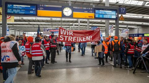Mit Plakaten und Bannern ziehen Mitglieder der Eisenbahn Verkehrsgewerkschaft (EVG) durch die Halle des Hauptbahnhof München. (dpa)