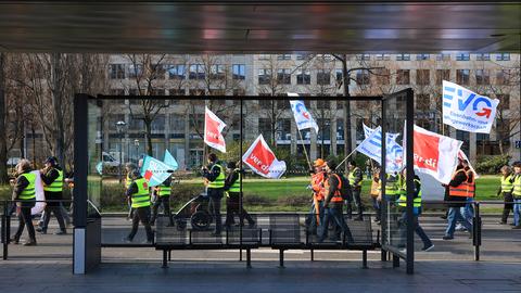 Mitglieder von Verdi und der Eisenbahn- und Verkehrsgewerkschaft EVG ziehen in Leipzig (Sachsen) in einer Demonstration hinter einer leeren Straßenbahnhaltestelle vorbei. (dpa)