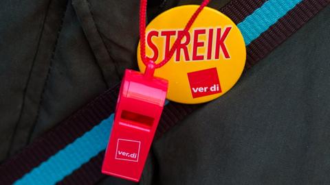 Ein Streik-Button und eine Ver.di-Trillerpfeife  (dpa)
