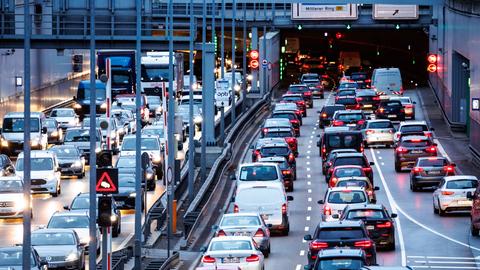 Dichter Verkehr in München (dpa)