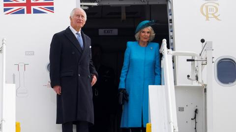 Charles III. und seine Ehefrau Camilla bei ihrer Ankunft in Berlin (REUTERS)