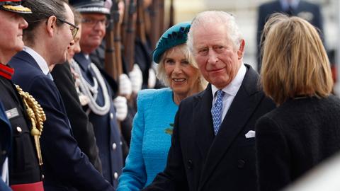 König Charles III. und Königsgemahlin Camilla bei ihrer Ankunft in Deutschland (AFP)