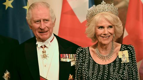 König Charles III. mit Königsgemahlin Camilla bei einem Staatsbankett in Berlin während ihres Staatsbesuches in Deutschland im März 2023. (dpa)