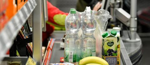 Lebensmittel liegen auf dem Band an einer Kasse in einem Supermarkt. (dpa)