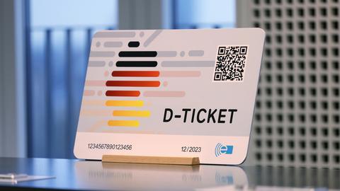 Ein übergroßes Modell des neuen Deutschlandtickets (dpa)