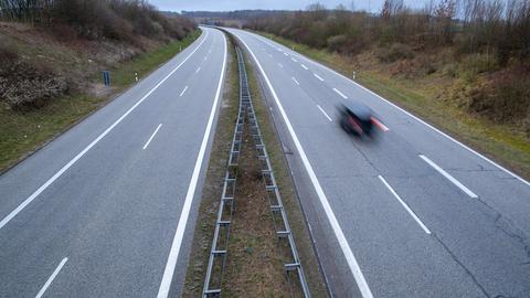 Ein Auto fährt auf der Autobahn. (picture alliance/dpa/dpa-Zentral)