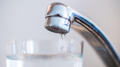 Aus einem Wasserhahn läuft Trinkwasser in ein Wasserglas. (dpa)