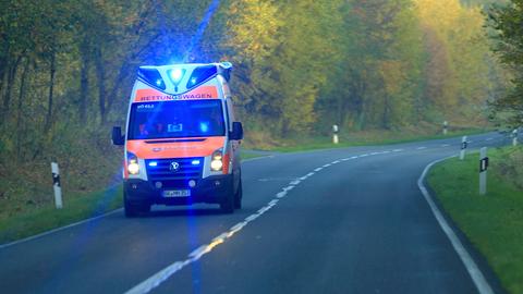 Ein Rettungswagen vom Malteser Hilfsdienst ist auf einer Landstraße bei Marienborn (Sachsen-Anhalt) unterwegs. (picture alliance / ZB)