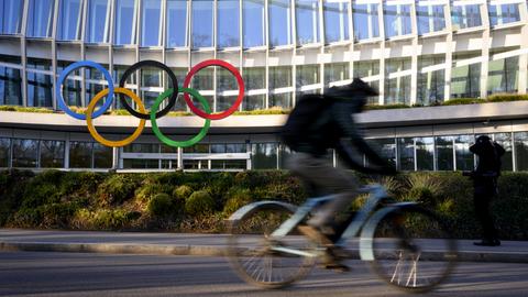 Olympische Ringe vor dem Sitz des Internationalen Olympischen Komitees (IOC) (dpa)