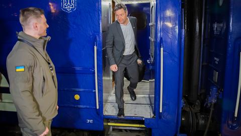 Der deutsche Vizekanzler Robert Habeck steigt aus einem Zug in Kiew. (dpa)