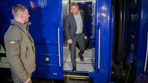 Der deutsche Vizekanzler Robert Habeck steigt aus einem Zug in Kiew. (dpa)