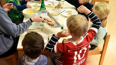 Kinder warten in einer Kita auf das Essen. (dpa)