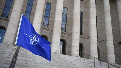 Eine NATO-Flagge weht bei einer Pro-NATO-Demonstration vor dem Parlamentsgebäude in Helsinki (Archivbild). (dpa)