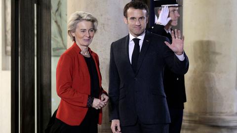 Emmanuel Macron, Präsident von Frankreich, empfängt Ursula von der Leyen, Präsidentin der Europäischen Kommission, im Dezember 2022 zu einem Arbeitsessen im Elysee-Palast. (dpa)