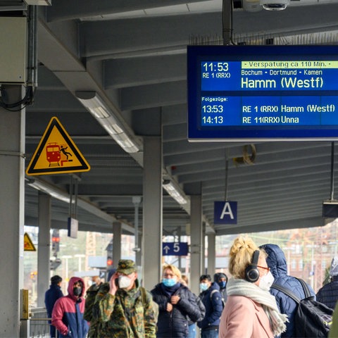 Anzeigetafel am Essener Hauptbahnhof (picture alliance / Geisler-Fotop)