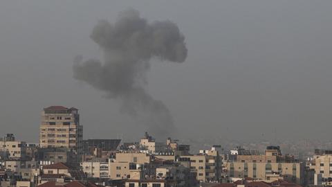 In Gaza-Stadt steigt nach Luftangriffen auf ein Militärlager der Hamas Rauch auf (AFP)