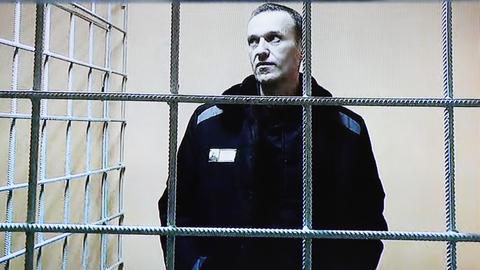 Alexej Nawalny, Oppositionspolitiker aus Russland, ist während einer Gerichtsverhandlung per Video aus einem Gefängnis zugeschaltet (Archiv). (dpa)