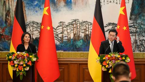 Bundesaußenministerin Annalena Baerbock äußert sich während eines China-Besuchs gemeinsam mit dem Außenminister der Volksrepublik, Qin Gang, vor der Presse. (AFP)