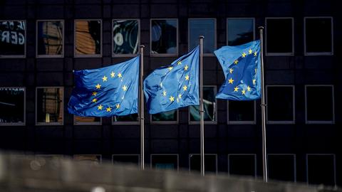 EU-Flaggen vor dem Gebäude der EU-Kommission in Brüssel (AFP)