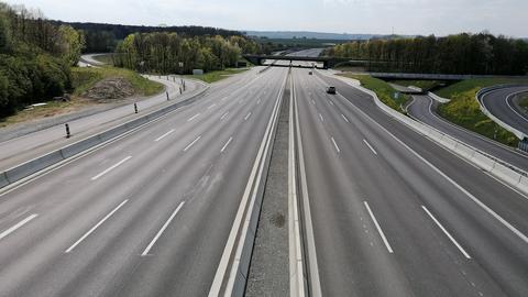  Fast leer ist die Autobahn 81 bei Stuttgart Zuffenhausen während der Corona-Pandemie. (dpa)