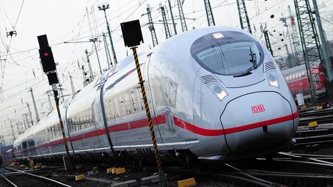 Ein ICE 3 der Bahn fährt in den Hauptbahnhof in Frankfurt ein. (picture alliance/dpa)