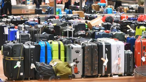 Zahlreiche Koffer lagern im Gepäckausgabe-Bereich eines deutschen Flughafens.  (picture alliance/dpa)