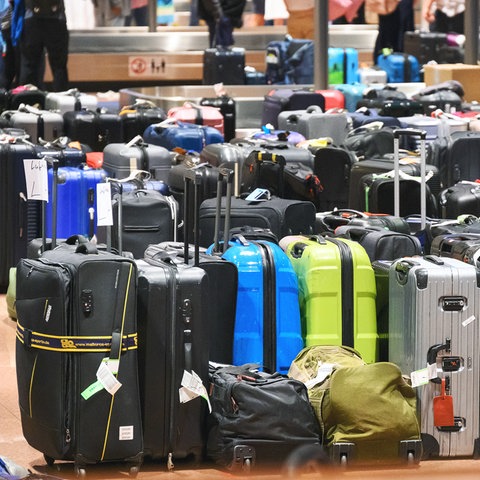 Zahlreiche Koffer lagern im Gepäckausgabe-Bereich eines deutschen Flughafens.  (picture alliance/dpa)