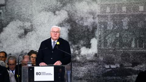  Bundespräsident Frank-Walter Steinmeier spricht bei der Gedenkfeier zum 80. Jahrestag des Aufstandes im Warschauer Ghetto am Platz vor dem Denkmal für die Helden des Ghetto. Am 19. April 1943 erhoben sich jüdische Aufständische in Warschau gegen die in das Ghetto einmarschierenden SS-Einheiten. Nur wenige Warschauer Juden überlebten die Niederschlagung des Aufstands. Foto: Bernd von Jutrczenka/dpa +++ dpa-Bildfunk +++ (dpa)