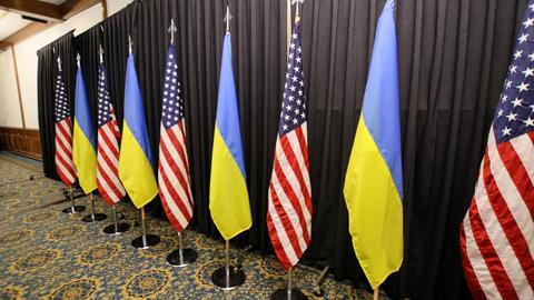 Ukrainische und US-Flaggen auf dem Stützpunkt Ramstein (Archivbild) (REUTERS)