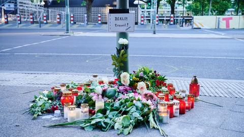 Archivbild: Blumen und Kerzen am Tatort Todesfahrt Kudamm (dpa/Annette Riedl) ()