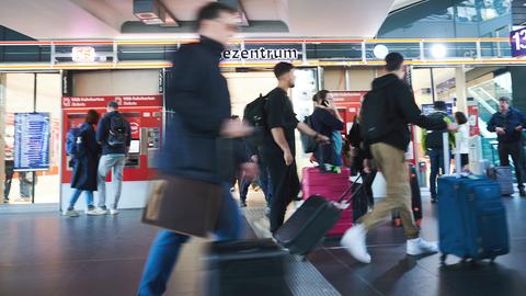 Reisende am Berliner Hauptbahnhof (dpa)