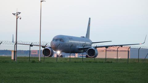 Ein Airbus der Luftwaffe landet mit aus dem Sudan evakuierten Bundesbürgern auf dem Flughafen BER. (dpa)