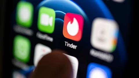 Tinder-Icon auf einem Smartphone