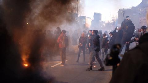 Nach der Demonstration der Stuttgarter Initiative "Querdenken" kommt es zu Auseinandersetzungen zwischen Teilnehmenden und der Polizei. (Aufnahme: 07.11.2020) 