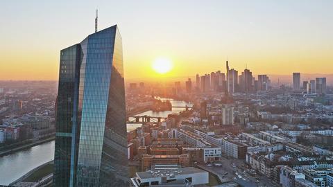 Blick über die EZB auf die Frankfurter Skyline