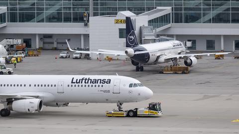 Ein Airbus A321-200 der Lufthansa wird am Flughafen über das Vorfeld geschoben.