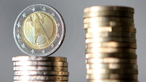 Euro-Münzen sind gestapelt.